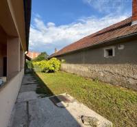 Reality KOMPLEX Vám ponúka EXKLUZÍVNE na predaj rodinný dom, ktorý sa  - Rodinný dom vo Veľkom Mederi s betónovým chodníkom a prístupom na trávnatú plochu.