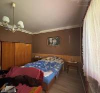 Reality KOMPLEX Vám ponúka EXKLUZÍVNE na predaj rodinný dom, ktorý sa  - Spálňa v rodinnom dome, obsahuje postele, skrine a podlahu s dreveným dekorom.