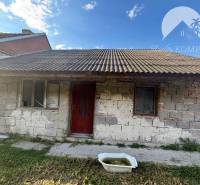 Reality KOMPLEX Vám ponúka EXKLUZÍVNE na predaj rodinný dom, ktorý sa  - Rodinný dom vo Veľkom Mederi s jednoduchou fasádou a šikmou strechou.