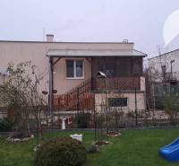 !!! LEN U NÁS!!! Vám ponúka NA PREDAJ rodinný d - Rodinný dom v Kostolných Kračanoch na Hlavnej ulici s trávnikom a modrou šmykľavkou.