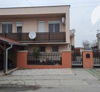 !!! LEN U NÁS!!! Vám ponúka NA PREDAJ rodinný d - Rodinný dom na Hlavnej ulici v Kostolných Kračanoch s garážovým státím a satelitmi.