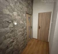 !!! LEN U NÁS!!! Vám ponúka NA PREDAJ rodinný d - Chodba v rodinnom dome s kamenným obkladom a drevenou podlahou.