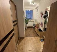 !!! LEN U NÁS!!! Vám ponúka NA PREDAJ rodinný d - Chodba v rodinnom dome s drevenou podlahou a skriňou.