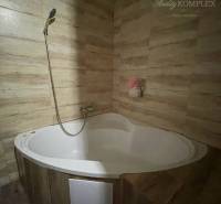 !!! LEN U NÁS!!! Vám ponúka NA PREDAJ rodinný d - Kúpeľňa s rohovou vaňou v rodinnom dome, obložená drevenými obkladmi.