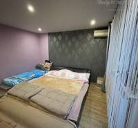 !!! LEN U NÁS!!! Vám ponúka NA PREDAJ rodinný d - Spálňa v rodinnom dome s posteľou, dlažbou a závesmi.