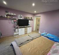 !!! LEN U NÁS!!! Vám ponúka NA PREDAJ rodinný d - Fialová izba v rodinnom dome s posteľou a poličkou na stene.