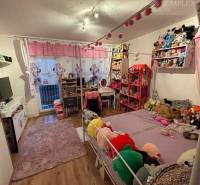 !!! LEN U NÁS!!! Vám ponúka NA PREDAJ rodinný d - Detská izba s posteľou a plyšovými hračkami v rodinnom dome.