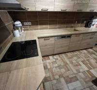 !!! LEN U NÁS!!! Vám ponúka NA PREDAJ rodinný d - Kuchyňa v rodinnom dome s drevenými skrinkami a spotrebičmi.