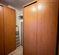 !!! LEN U NÁS!!! Vám ponúka NA PREDAJ rodinný d - Skriňové úložné priestory v rodinnom dome s drevenými posuvnými dverami a podlahou.