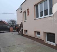 !!! LEN U NÁS!!! Vám ponúka NA PREDAJ rodinný d - Rodinný dom na Hlavnej ulici v Kostolných Kračanoch s betónovým chodníkom.