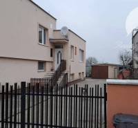 !!! LEN U NÁS!!! Vám ponúka NA PREDAJ rodinný d - Rodinný dom na Hlavnej ulici v Kostolných Kračanoch so záhradným domčekom a oplotením.