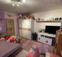 !!! LEN U NÁS!!! Vám ponúka NA PREDAJ rodinný d - Detská izba v rodinnom dome s posteľou a hračkami, svetlá na strope.