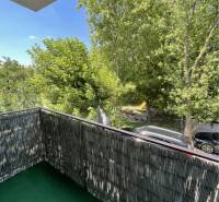 Vám ponúka na Prenájom 2-izbový byt s loggiou  - Balkón 2-izbového bytu na ulici Priemyselná v Dunajskej Strede s výhľadom na zeleň.