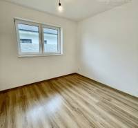 Vám ponúka modernú 4-izbovú novostavbu v Dunajs - Izba v rodinnom dome s podlahou s dreveným dekorom a oknom.