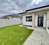 Vám ponúka modernú 4-izbovú novostavbu v Dunajs - Rodinný dom v Dunajskej Strede, Florida Villa Park s udržiavaným trávnikom a dláždeným chodníkom.