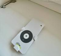 Vám ponúka modernú 4-izbovú novostavbu v Dunajs - Kľúč a ovládač ležia na bielom povrchu v Rodinnom dome.