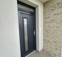 Vám ponúka modernú 4-izbovú novostavbu v Dunajs - Vstupné dvere rodinného domu v Dunajskej Strede na Florida Villa Park s obkladom z tehál.