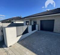 Vám ponúka modernú 4-izbovú novostavbu v Dunajs - Rodinný dom na ulici Florida Villa Park v Dunajskej Strede s dláždeným dvorom.