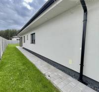 Vám ponúka modernú 4-izbovú novostavbu v Dunajs - Rodinný dom v Dunajskej Strede na ulici Florida Villa Park s chodníkom a trávnikom.