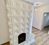 Vám ponúka modernú 4-izbovú novostavbu v Dunajs - Kachľová pec a podlaha s dreveným dekorom v rodinnom dome.