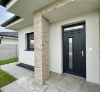 Vám ponúka modernú 4-izbovú novostavbu v Dunajs - Vstup Rodinného domu na Florida Villa Park v Dunajskej Strede so zámkovou dlažbou a plotom.