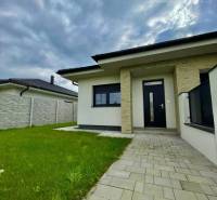 Vám ponúka modernú 4-izbovú novostavbu v Dunajs - Rodinný dom na Florida Villa Park v Dunajskej Strede s upraveným trávnikom a chodníkom.