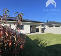 Vám ponúka modernú 4-izbovú novostavbu v Dunajs - Rodinný dom na ulici Florida Villa Park v Dunajskej Strede so záhradou a modrou oblohou.