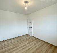 Vám ponúka modernú 4-izbovú novostavbu v Dunajs - Izba v rodinnom dome s podlahou s dreveným dekorom a bielymi stenami.