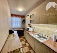 Vám ponúka 3-izbový byt s loggiou po kompletnej - Kuchyňa v 3-izbovom byte s dlažbou, linkou a vstavanými skrinkami vrátane dekorácií.