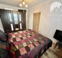 Vám ponúka 3-izbový byt s loggiou po kompletnej - Spálňa so vstavanou skriňou, posteľou, podlahou s dreveným dekorom v 3-izbovom byte.