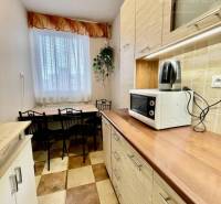 Vám ponúka 3-izbový byt s loggiou po kompletnej - Kuchyňa v 3-izbovom byte s podlahou s dreveným dekorom, svetlá výbava.