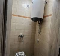 Vám ponúka na PREDAJ kompletne zrekonštruovaný  - Kúpeľňa v rodinnom dome s toaletou a elektrickým bojlerom.