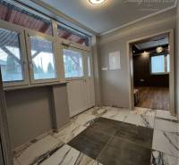 Vám ponúka na PREDAJ kompletne zrekonštruovaný  - Vstupná chodba rodinného domu s keramickou dlažbou a veľkým oknom.