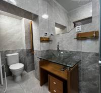 Vám ponúka na PREDAJ kompletne zrekonštruovaný  - Kúpeľňa s keramickými obkladmi a toaletou v rodinnom dome.