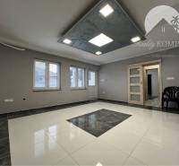 Vám ponúka na PREDAJ kompletne zrekonštruovaný  - Obývacia izba v rodinnom dome s dlažbou a šedými stenami.