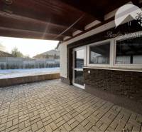 Vám ponúka na PREDAJ kompletne zrekonštruovaný  - Terasa pri rodinnom dome na ulici Dolný Bar v Dolnom Bare, spevnená dlažba.