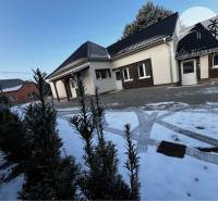 Vám ponúka na PREDAJ kompletne zrekonštruovaný  - Snehom pokrytý rodinný dom na ulici Dolný Bar v Dolnom Bare.