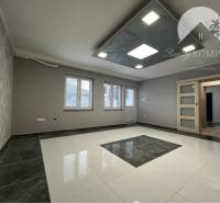 Vám ponúka na PREDAJ kompletne zrekonštruovaný  - Interiér rodinného domu s dlažbou a špeciálnym stropným osvetlením.