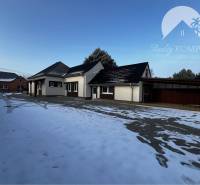 Vám ponúka na PREDAJ kompletne zrekonštruovaný  - Rodinný dom v Dolnom Bare na ulici Dolný Bar obklopený snehovou pokrývkou.