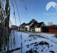 Vám ponúka na PREDAJ kompletne zrekonštruovaný  - Zasnežený dvor v rodinnom dome na ulici Dolný Bar v meste Dolný Bar.