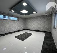 Vám ponúka na PREDAJ kompletne zrekonštruovaný  - Interiér rodinného domu s čiernobielou dlažbou a vzorovanými stenami.