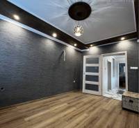 Vám ponúka na PREDAJ kompletne zrekonštruovaný  - Izba v rodinnom dome s podlahou s dreveným dekorom, zaujímavými svetelnými prvkami a dekoratívnym stropom.