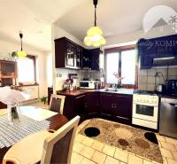 Ponúka na PREDAJ zrekonštruovaný 5 izbový podpi - Jasná kuchyňa so sporákom a jedálenským stolom v rodinnom dome.