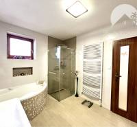 Ponúka na PREDAJ zrekonštruovaný 5 izbový podpi - Kúpeľňa v rodinnom dome s vaňou, sprchovým kútom a panelovým radiátorom.