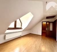 Ponúka na PREDAJ zrekonštruovaný 5 izbový podpi - Podkrovná izba s drevenou podlahou a veľkým strešným oknom v rodinnom dome.