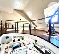 Ponúka na PREDAJ zrekonštruovaný 5 izbový podpi - Podkrovie rodinného domu s posedením a cvičebnými pomôckami na šikmej streche.