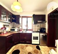 Ponúka na PREDAJ zrekonštruovaný 5 izbový podpi - Kuchyňa v rodinnom dome s drevenou skrinkou a modernými spotrebičmi.