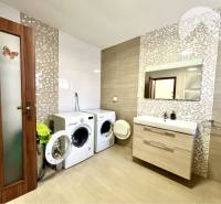 Ponúka na PREDAJ zrekonštruovaný 5 izbový podpi - Kúpeľňa v rodinnom dome s práčkou, sušičkou a umývadlom.