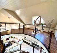 Ponúka na PREDAJ zrekonštruovaný 5 izbový podpi - Interiér rodinného domu s točitými schodmi a útulnou obývačkou v prvom poschodí.