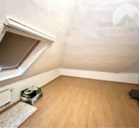 Ponúka na PREDAJ zrekonštruovaný 5 izbový podpi - Podkrovná izba s drevenou podlahou a strešným oknom v rodinnom dome.